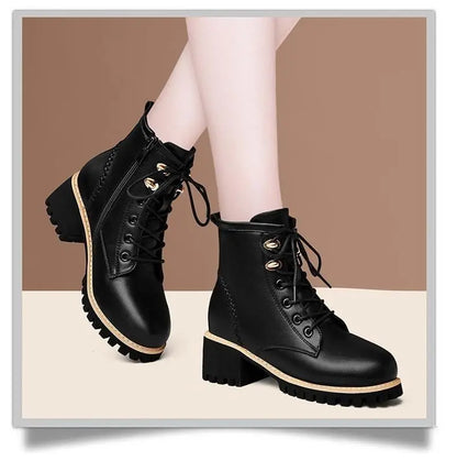 Modische Damen-Stiefel im Biker-Style