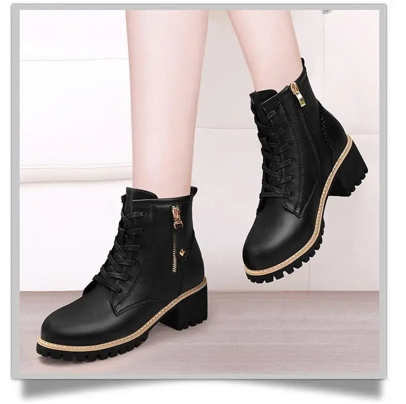 Modische Damen-Stiefel im Biker-Style