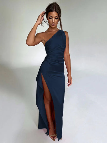 Satin-Maxikleid mit One-Shoulder-Ausschnitt & Beinschlitz