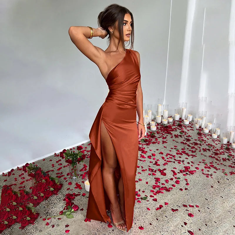 Satin-Maxikleid mit One-Shoulder-Ausschnitt & Beinschlitz