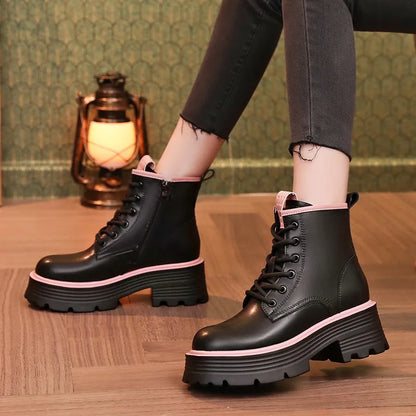 Modische Damen-Stiefel im Biker-Style