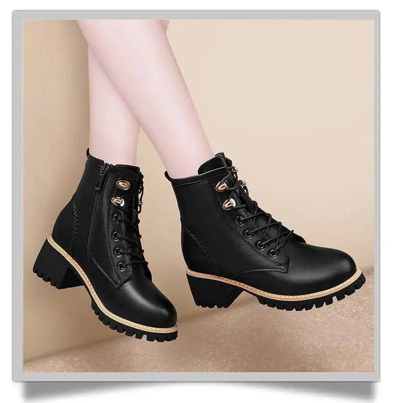 Modische Damen-Stiefel im Biker-Style