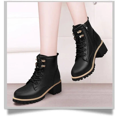 Modische Damen-Stiefel im Biker-Style