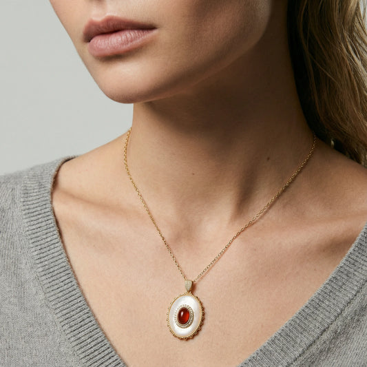 Amber Cameo Medaillon – Bernstein & Perlmutt in 18K Gold-Veredelung