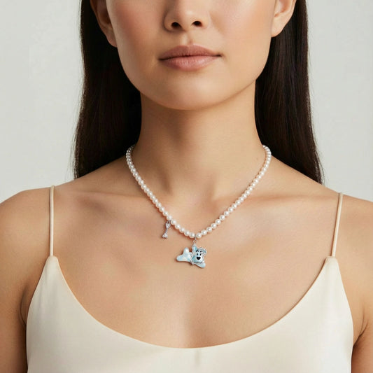 Kawaii Star Dreams Necklace – Perlenkette mit blauem Puppy-Anhänger (Weißgold)