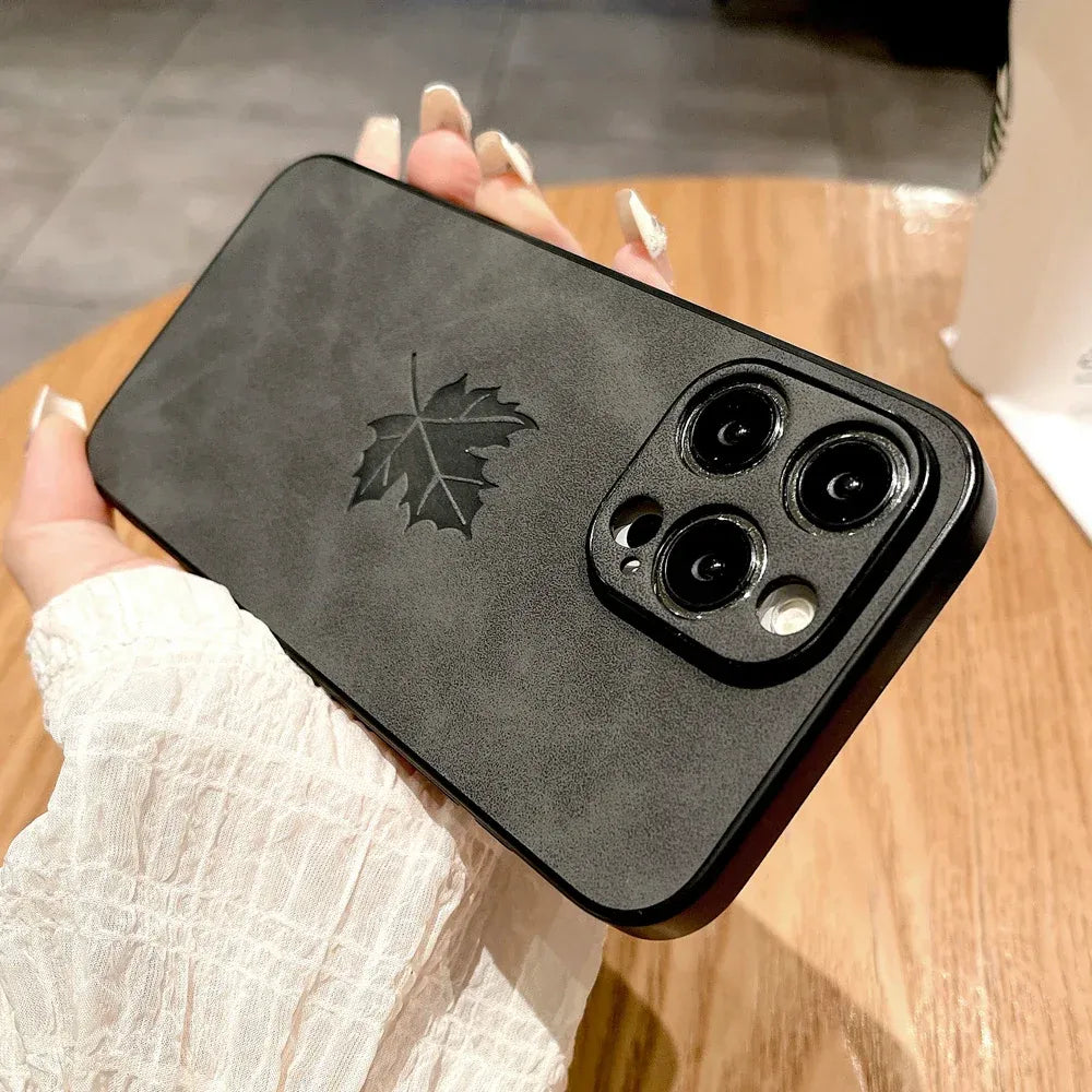 komfortable-lederhulle-mit-ahornblatt-fur-iphone-12-13-14-15-16-minipluspropromax-handyhulle-jlr-design-32813 - JLR Design