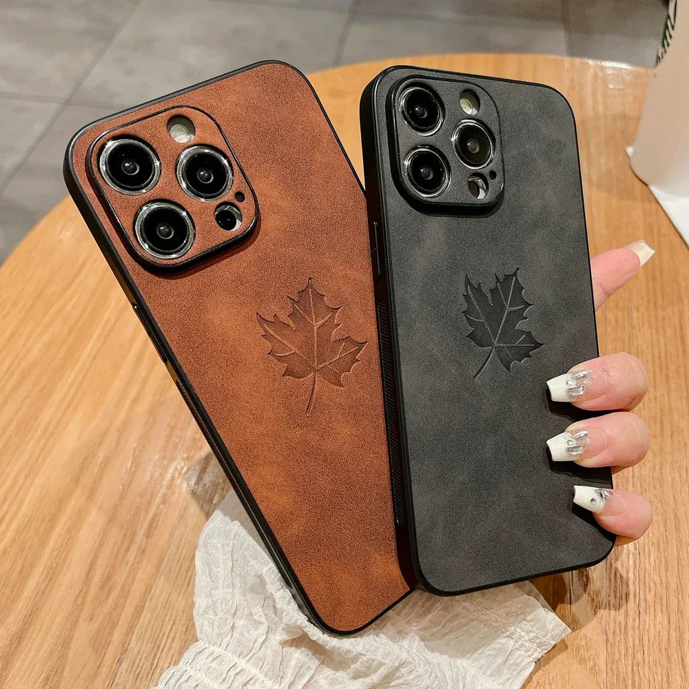 komfortable-lederhulle-mit-ahornblatt-fur-iphone-12-13-14-15-16-minipluspropromax-handyhulle-jlr-design-25473 - JLR Design