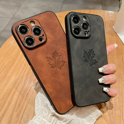 komfortable-lederhulle-mit-ahornblatt-fur-iphone-12-13-14-15-16-minipluspropromax-handyhulle-jlr-design-25473 - JLR Design