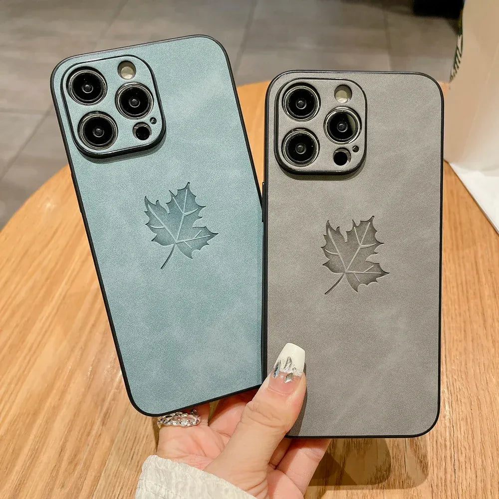 komfortable-lederhulle-mit-ahornblatt-fur-iphone-12-13-14-15-16-minipluspropromax-handyhulle-jlr-design-94599 - JLR Design