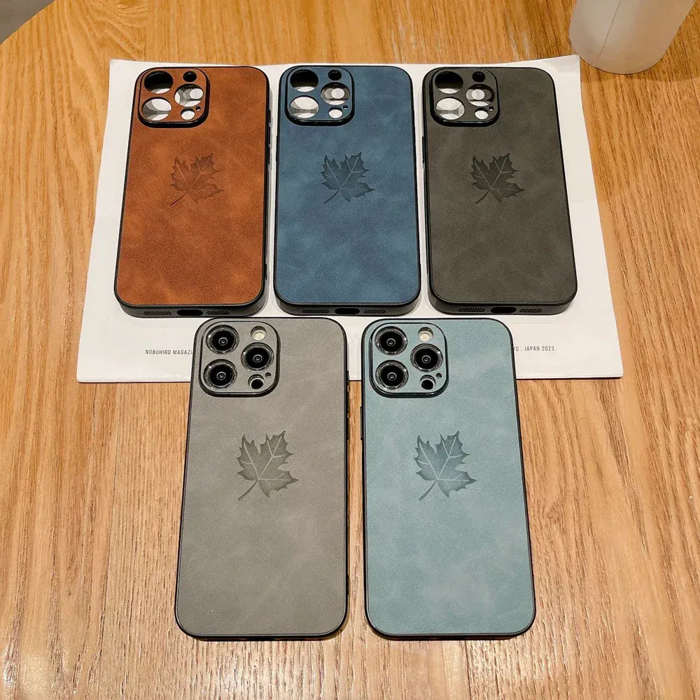 komfortable-lederhulle-mit-ahornblatt-fur-iphone-12-13-14-15-16-minipluspropromax-handyhulle-jlr-design-19178 - JLR Design
