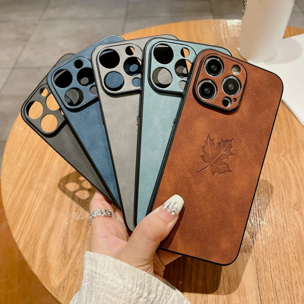 komfortable-lederhulle-mit-ahornblatt-fur-iphone-12-13-14-15-16-minipluspropromax-handyhulle-jlr-design-63521 - JLR Design