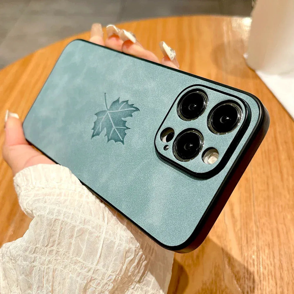 komfortable-lederhulle-mit-ahornblatt-fur-iphone-12-13-14-15-16-minipluspropromax-handyhulle-jlr-design-73059 - JLR Design