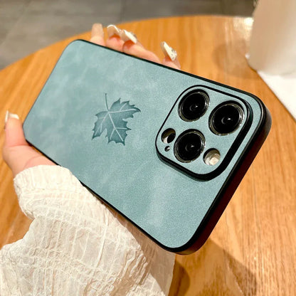 komfortable-lederhulle-mit-ahornblatt-fur-iphone-12-13-14-15-16-minipluspropromax-handyhulle-jlr-design-73059 - JLR Design