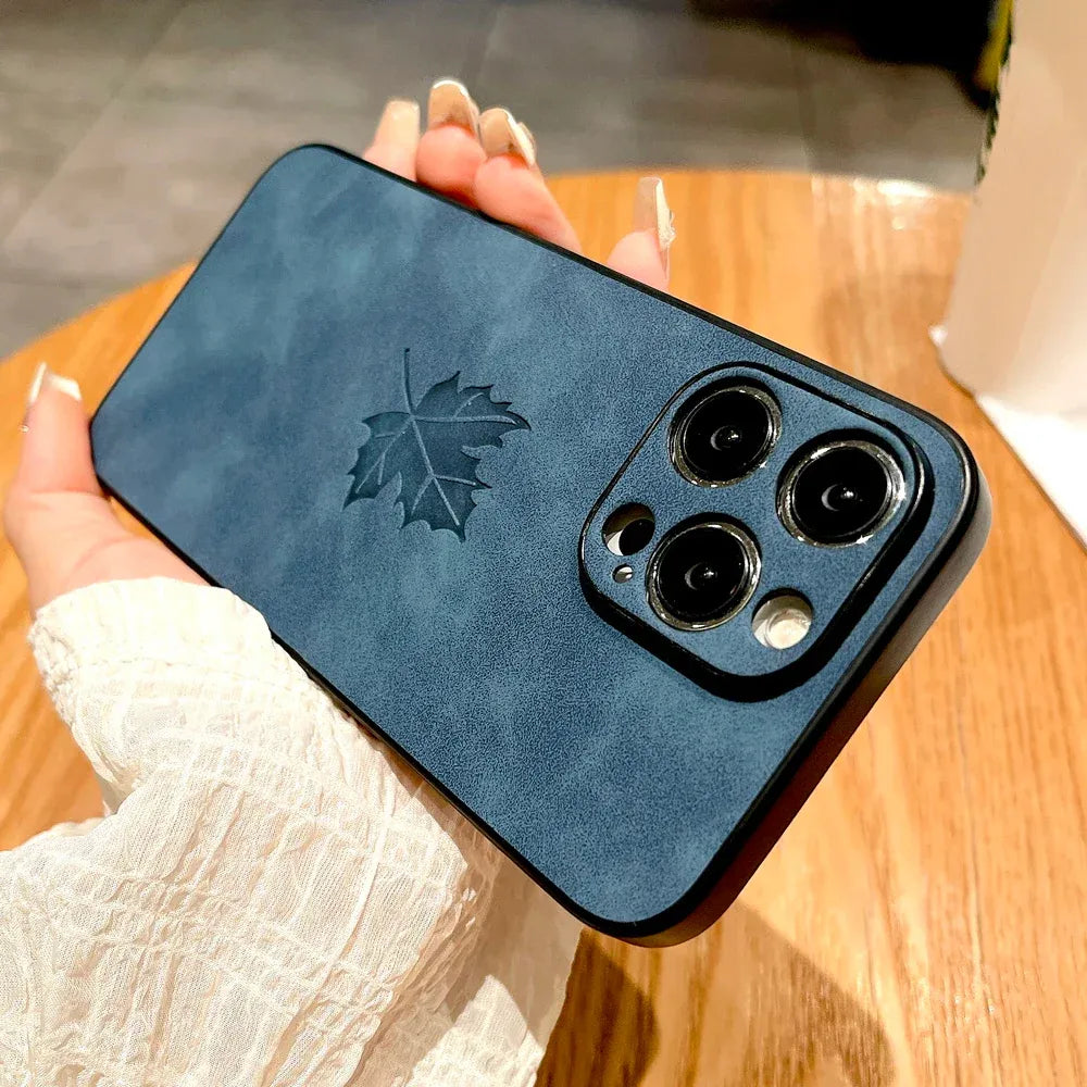 komfortable-lederhulle-mit-ahornblatt-fur-iphone-12-13-14-15-16-minipluspropromax-handyhulle-jlr-design-61640 - JLR Design