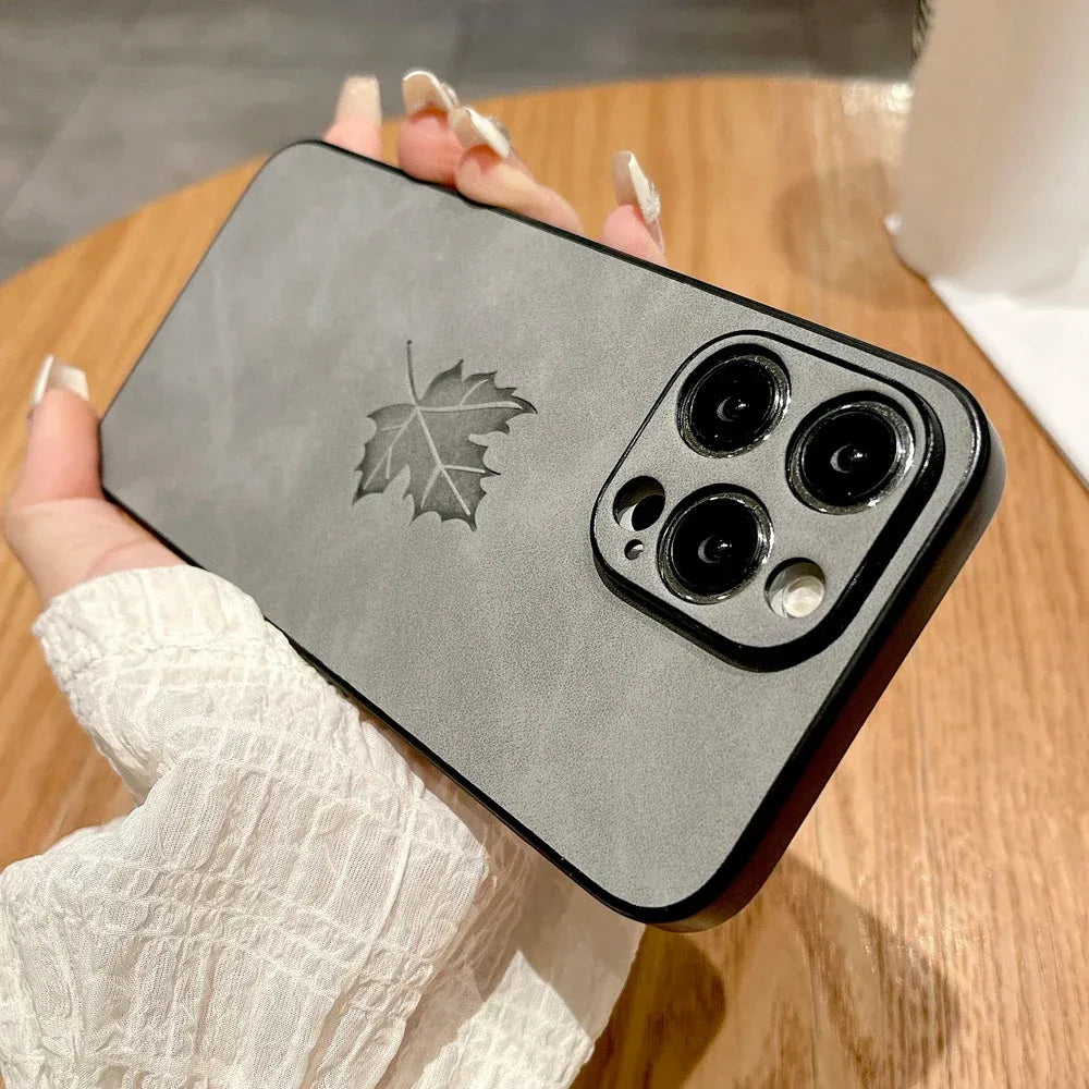 komfortable-lederhulle-mit-ahornblatt-fur-iphone-12-13-14-15-16-minipluspropromax-handyhulle-jlr-design-77455 - JLR Design
