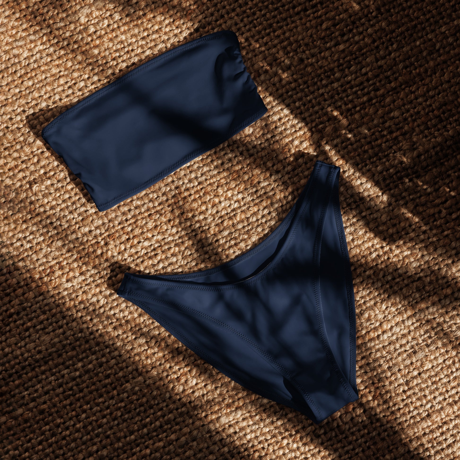 nachhaltiger-bandeau-bikini-navy-recyceltes-material-mit-allover-druck-bikini-jlr-design-4 - JLR Design