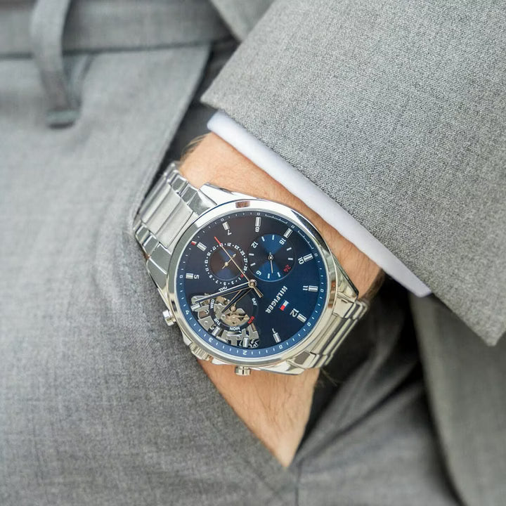 Tommy Hilfiger Baker Herrenuhr 1710448 | Teilskelettiertes Zifferblatt Blau | Edelstahlarmband & Multifunktion