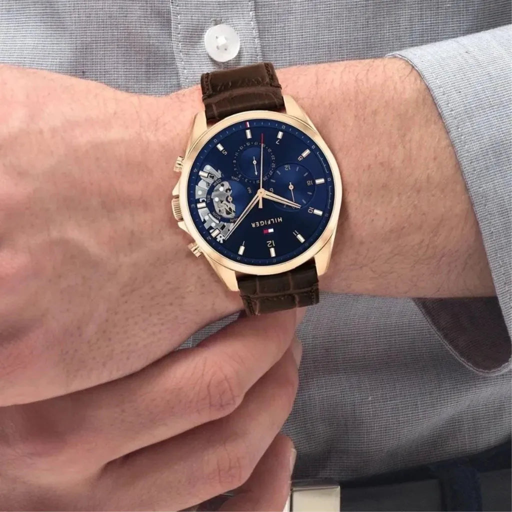 Tommy Hilfiger Baker Herrenuhr 1710453 | Teilskelettiert Blau | Roségoldenes Gehäuse & Braunes Lederarmband