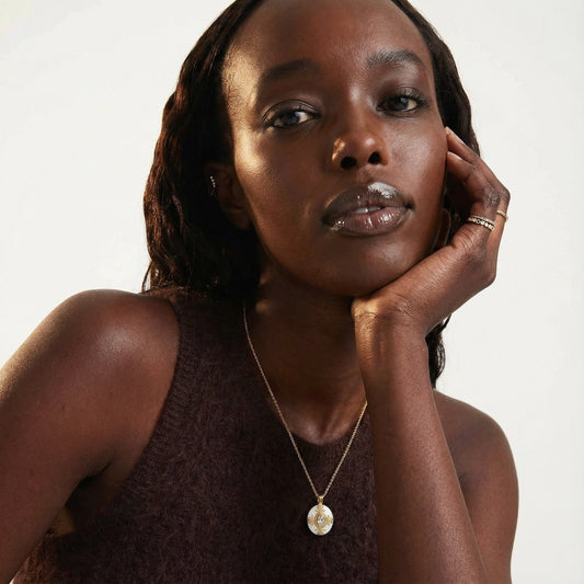 Vintage Sunburst Medaillon – 18K Gold & Weißes Emaille-Collier