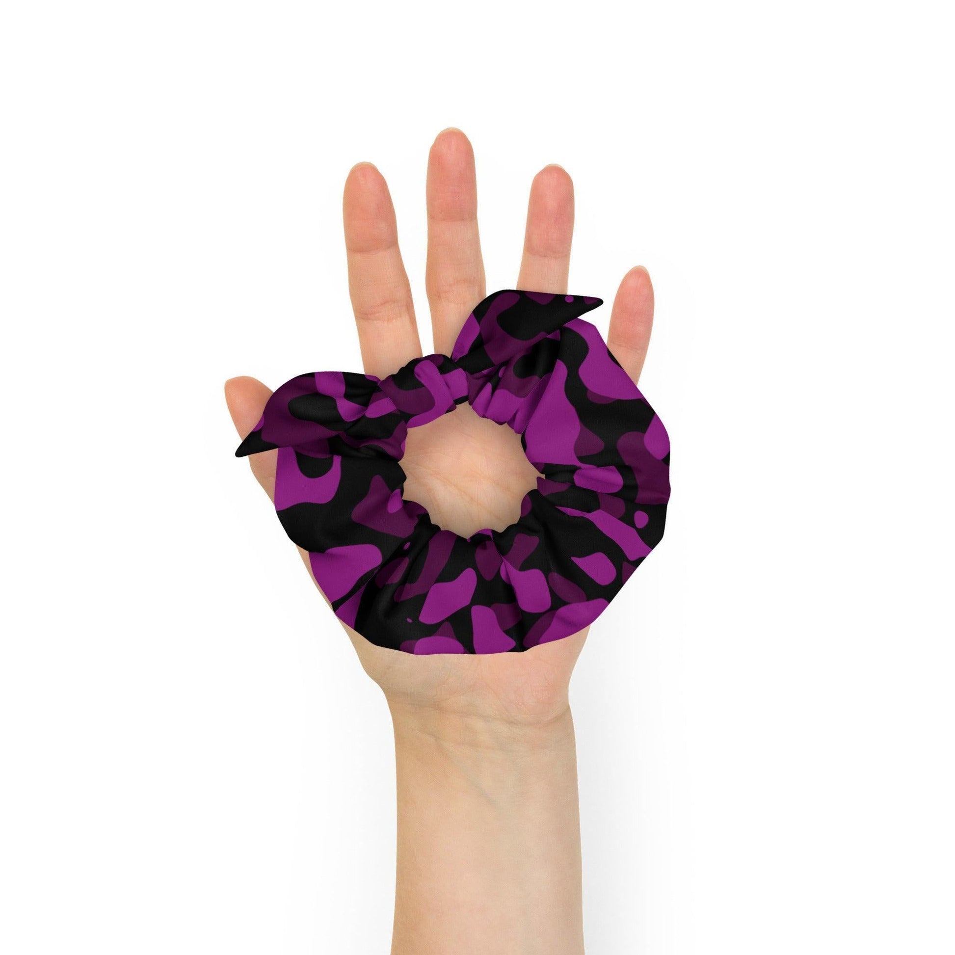 Black Pink Camouflage Scrunchie Scrunchie 26.99 Abnehmbares, Accessoire, Atmungsaktiv, black, Camo, Camouflage, cool, dehnbar, Design, Detail, Elastan, elastische, Farbpalette, Gebrauch, Haargummi, Haarschmuck, Innenseite, lockerer, Look, lässig, Mode, modisch, Outfit, Pattern, pink, Polyester, sanft, Schleifen, schnell, schont, schwarz, Scrunchie, stilvoll, Stoff, Streetwear, Stretch, Styling, Tarnmusster, trocknend, täglicher, Vier, Wege, weicher, Zopf JLR Design