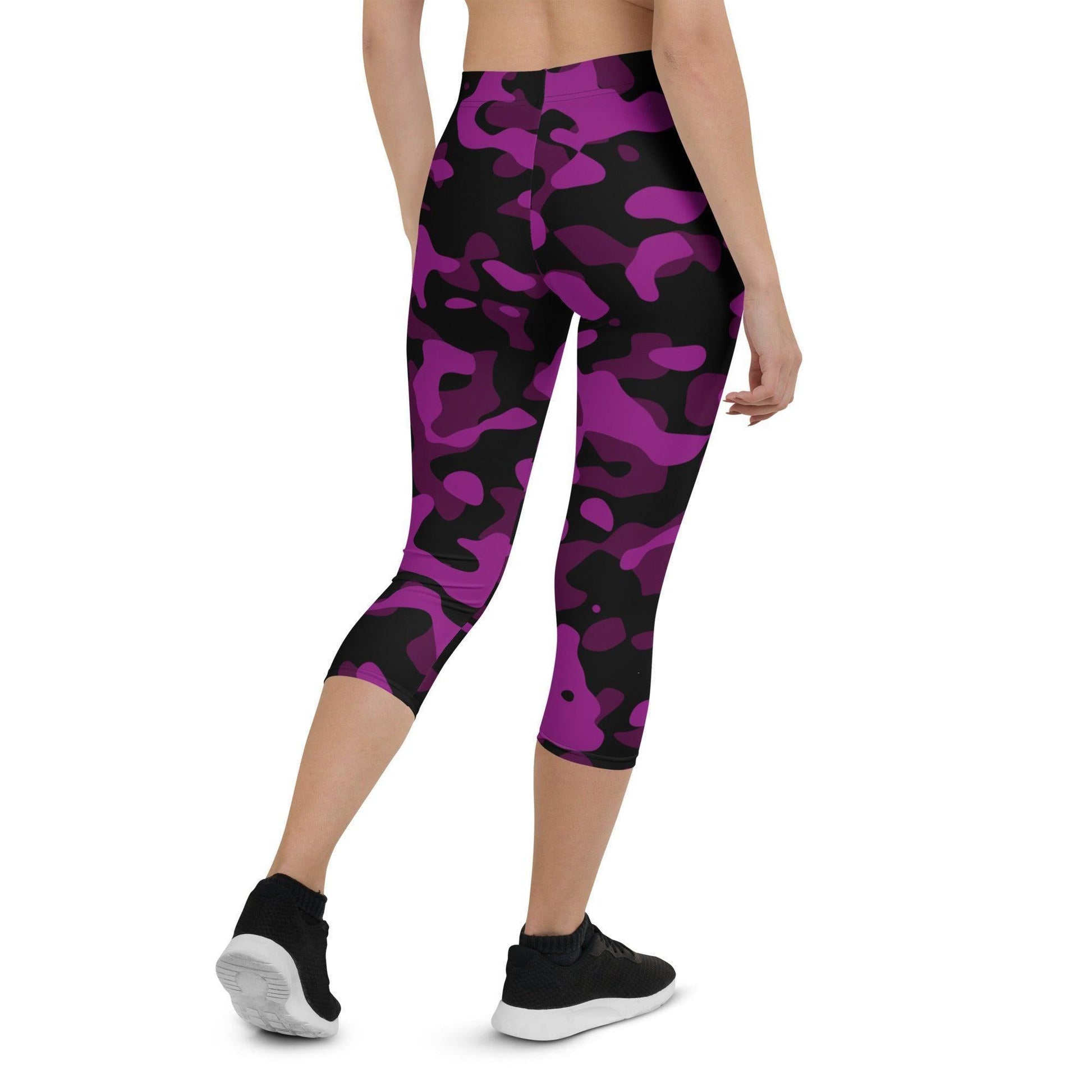 Black Violet Camouflage Damen Capri Leggings Capri Leggings 54.99 Alltag, bequem, Black, Camo, Camouflage, Capri, Damen, Design, Elastan, enganliegend, entspannen, Leggings, Mikrofasergarn, Mode, modisch, Muster, Outdoor, Passform, Pattern, Polyester, Schwarz, Sport, Stil, Style, Tarnmuster, USF50, verkürzt, vielseitig, Vier-Wege-Stretch, Violet JLR Design