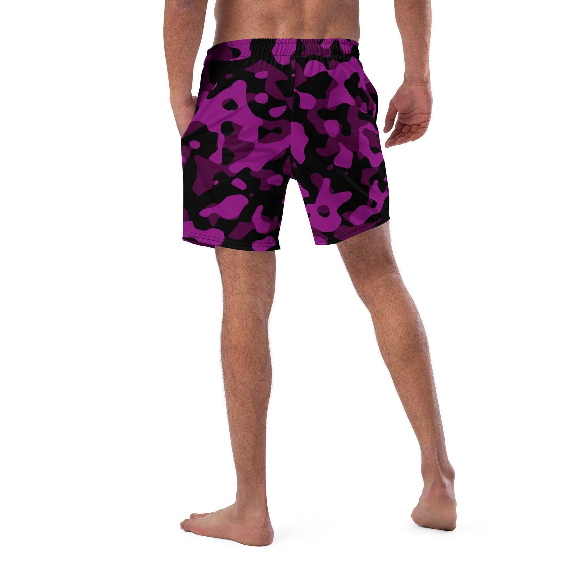 Black Violet Camouflage Herren Badehose Badehose 64.99 Badehose, Badevergnügen, black, Camo, Camouflage, Elastan, Herren, Hüftband, Innenfutter, Komfort, Kordelzug, Mann, Muster, Männer, Passform, Pattern, Polyester, Pool, purple, recycelt, Scheuerschutz, schwarz, See, Tarnmuster, trocknend, violet JLR Design