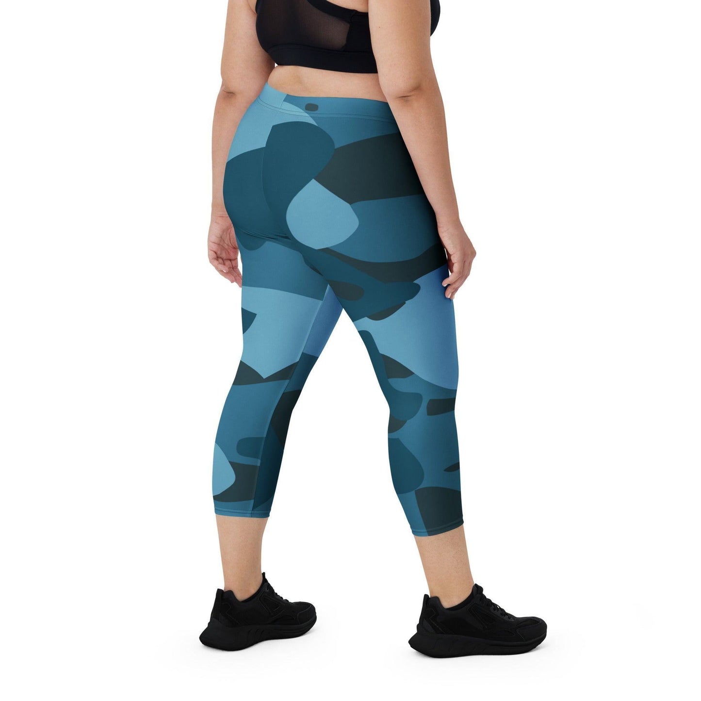 Blaue Camouflage Damen Capri Leggings Capri Leggings 54.99 Alltag, bequem, blau, blue, Camo, Camouflage, Capri, Damen, Design, Elastan, enganliegend, entspannen, Leggings, Mikrofasergarn, Mode, modisch, Muster, Outdoor, Passform, Pattern, Polyester, Sport, Stil, Style, Tarnmuster, USF50, verkürzt, vielseitig, Vier-Wege-Stretch JLR Design