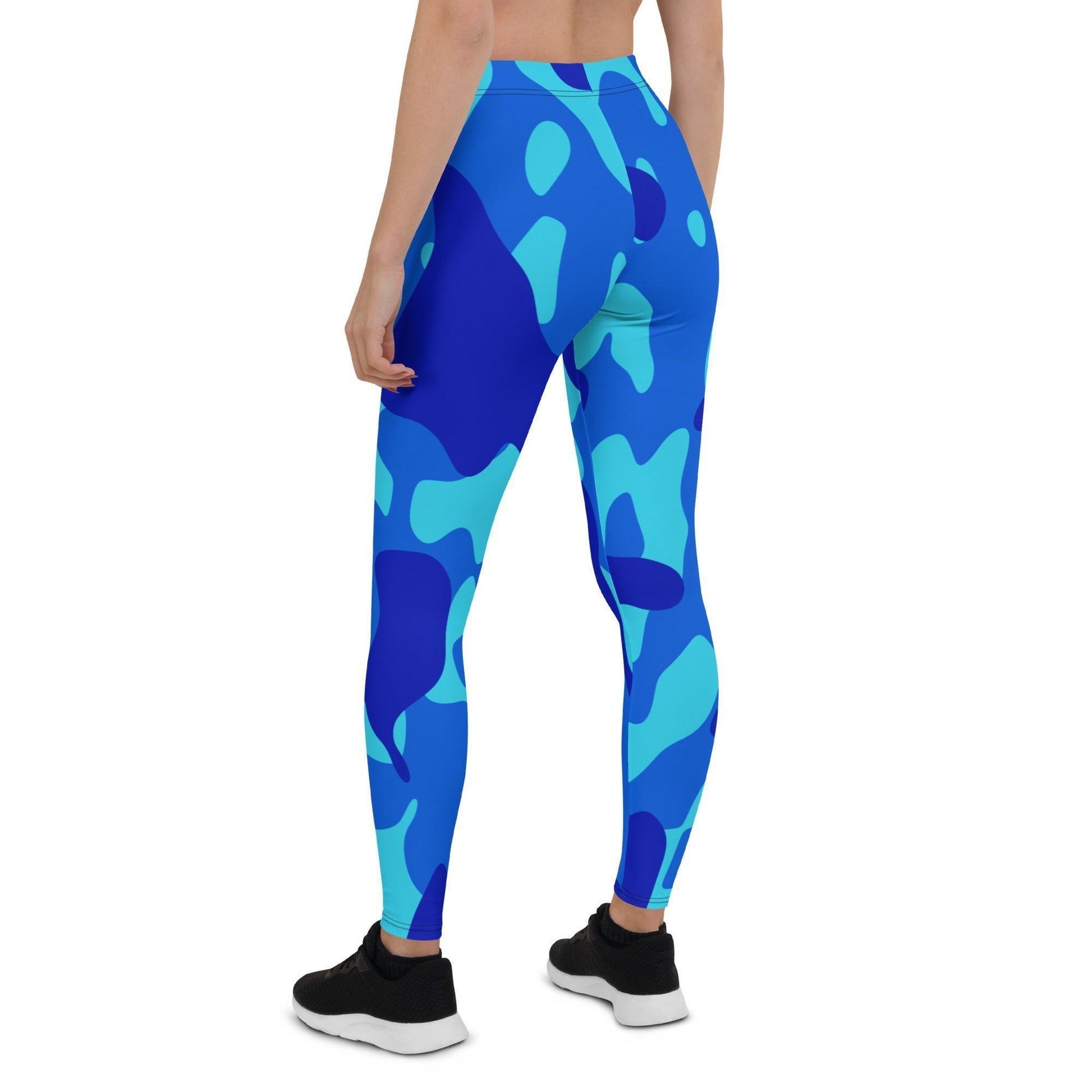 Blue Camouflage Damen Leggings Leggings 59.99 Aktivität, blau, blue, Camo, Camouflage, Damen, Damenmode, dehnbar, Design, einfarbig, elegant, Fashion, figurbetont, Fitness, laufen, Leggings, Mode, Muster, Outfit, Pattern, Pilates, Sportbekleidung, Sportlerin, Streetwear, Stretch, stylisch, Tarnmuster, Tragekomfort, weich, Yoga JLR Design