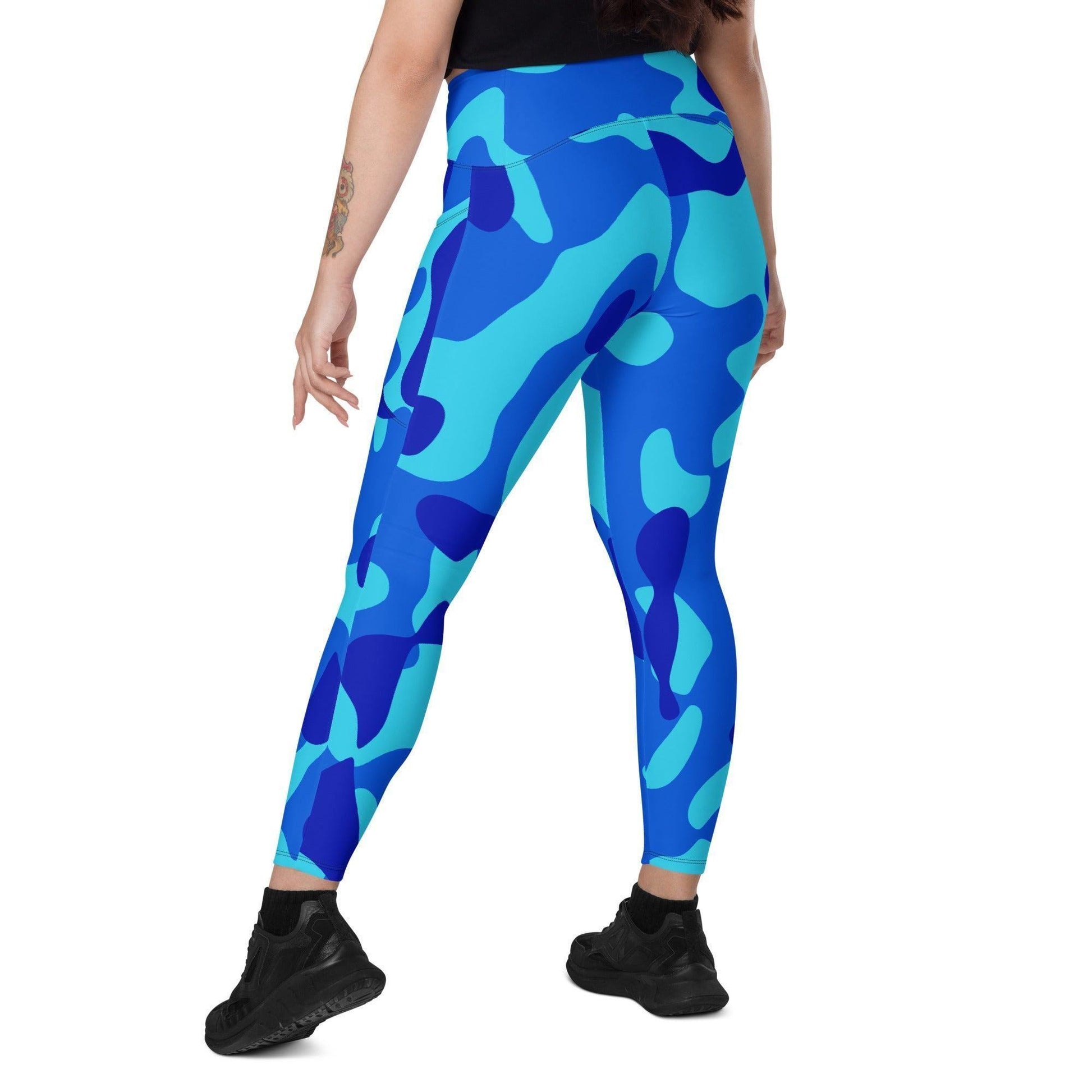 Blue Camouflage Damen V-Bund Leggings mit Taschen V-Bund Leggings 64.99 1 Tasche auf jeder Seite, atmungsaktives Material, blau, Blue, Camo, Camouflage, Damen, Design, Elastan, Fashion, Hoch tailliert, hoher Tragekomfort, Komfort, Mode, Muster, OEKOTEX100, Outfit, Polyester, schmeichelhafter Schnitt, Style, Tarnfarbe, Tarnmuster, UPF50, V Bund Leggings JLR Design