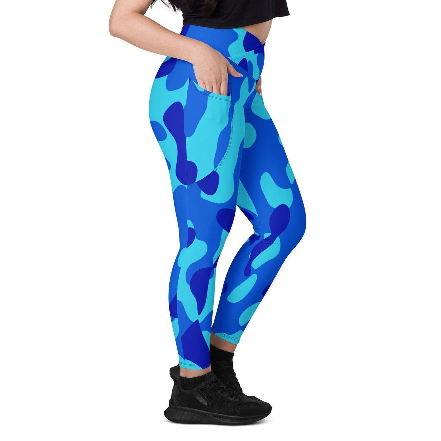 Blue Camouflage Damen V-Bund Leggings mit Taschen V-Bund Leggings 64.99 1 Tasche auf jeder Seite, atmungsaktives Material, blau, Blue, Camo, Camouflage, Damen, Design, Elastan, Fashion, Hoch tailliert, hoher Tragekomfort, Komfort, Mode, Muster, OEKOTEX100, Outfit, Polyester, schmeichelhafter Schnitt, Style, Tarnfarbe, Tarnmuster, UPF50, V Bund Leggings JLR Design