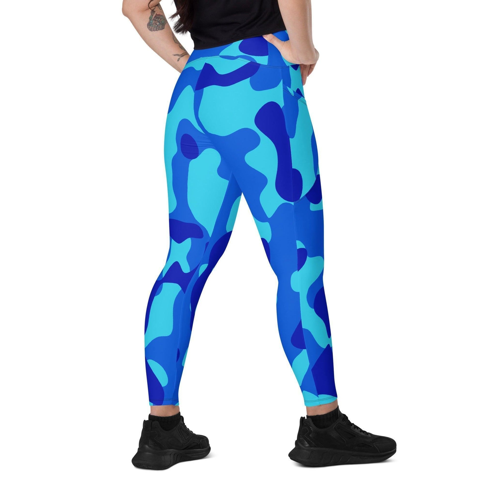 Blue Camouflage Damen V-Bund Leggings mit Taschen V-Bund Leggings 64.99 1 Tasche auf jeder Seite, atmungsaktives Material, blau, Blue, Camo, Camouflage, Damen, Design, Elastan, Fashion, Hoch tailliert, hoher Tragekomfort, Komfort, Mode, Muster, OEKOTEX100, Outfit, Polyester, schmeichelhafter Schnitt, Style, Tarnfarbe, Tarnmuster, UPF50, V Bund Leggings JLR Design