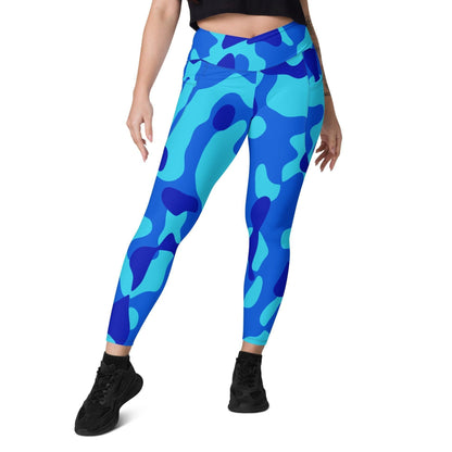 Blue Camouflage Damen V-Bund Leggings mit Taschen V-Bund Leggings 64.99 1 Tasche auf jeder Seite, atmungsaktives Material, blau, Blue, Camo, Camouflage, Damen, Design, Elastan, Fashion, Hoch tailliert, hoher Tragekomfort, Komfort, Mode, Muster, OEKOTEX100, Outfit, Polyester, schmeichelhafter Schnitt, Style, Tarnfarbe, Tarnmuster, UPF50, V Bund Leggings JLR Design