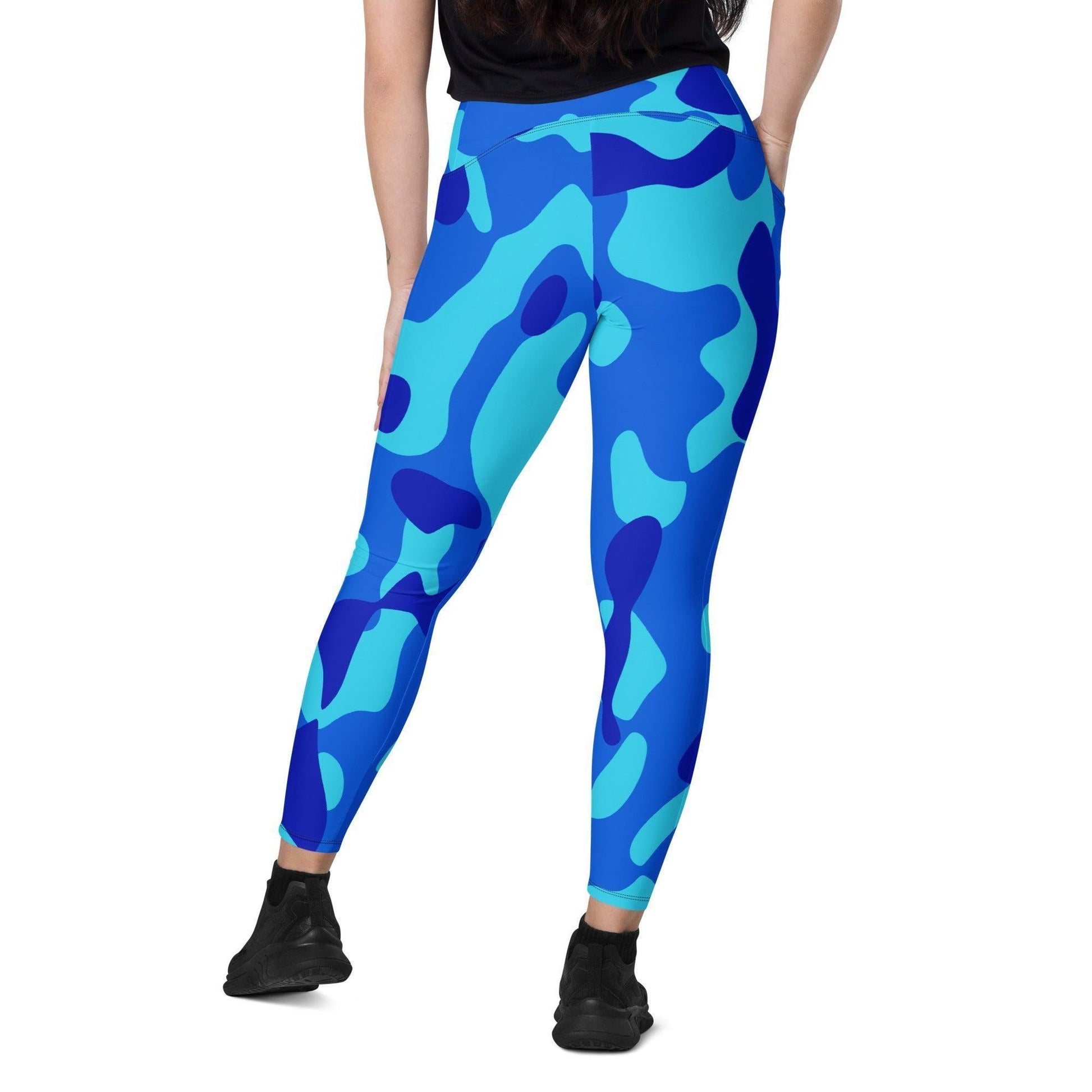 Blue Camouflage Damen V-Bund Leggings mit Taschen V-Bund Leggings 64.99 1 Tasche auf jeder Seite, atmungsaktives Material, blau, Blue, Camo, Camouflage, Damen, Design, Elastan, Fashion, Hoch tailliert, hoher Tragekomfort, Komfort, Mode, Muster, OEKOTEX100, Outfit, Polyester, schmeichelhafter Schnitt, Style, Tarnfarbe, Tarnmuster, UPF50, V Bund Leggings JLR Design