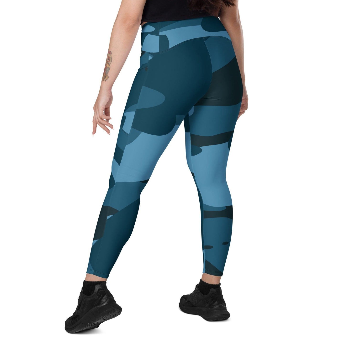 Blue Camouflage Damen V-Bund Leggings mit Taschen V-Bund Leggings 64.99 1 Tasche auf jeder Seite, atmungsaktives Material, blau, Blue, Camo, Camouflage, Damen, Design, Elastan, Fashion, Hoch tailliert, hoher Tragekomfort, Komfort, Mode, Muster, OEKOTEX100, Outfit, Polyester, schmeichelhafter Schnitt, Style, Tarnfarbe, Tarnmuster, UPF50, V Bund Leggings JLR Design