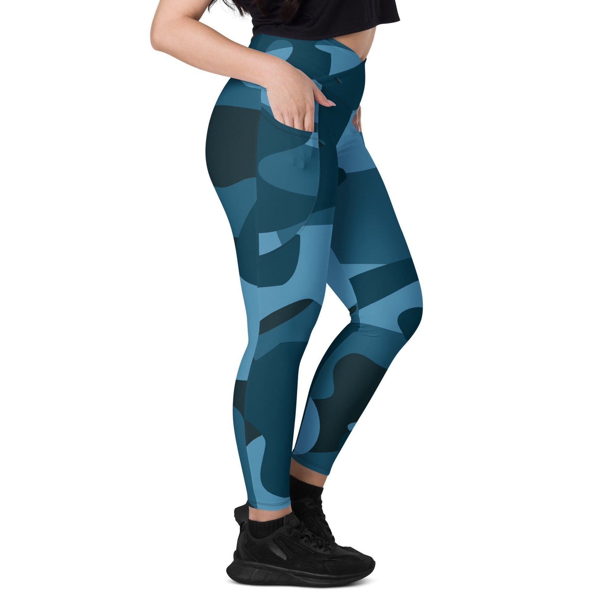 Blue Camouflage Damen V-Bund Leggings mit Taschen V-Bund Leggings 64.99 1 Tasche auf jeder Seite, atmungsaktives Material, blau, Blue, Camo, Camouflage, Damen, Design, Elastan, Fashion, Hoch tailliert, hoher Tragekomfort, Komfort, Mode, Muster, OEKOTEX100, Outfit, Polyester, schmeichelhafter Schnitt, Style, Tarnfarbe, Tarnmuster, UPF50, V Bund Leggings JLR Design