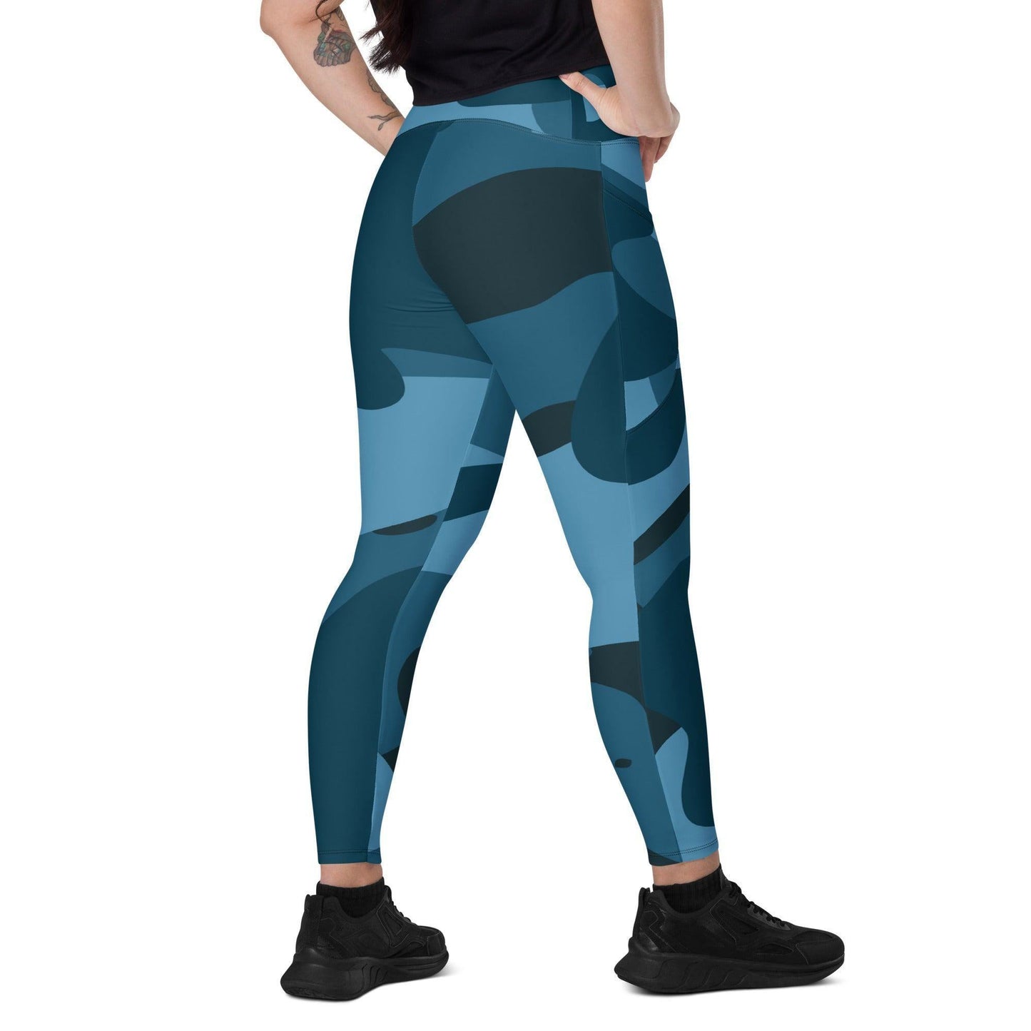 Blue Camouflage Damen V-Bund Leggings mit Taschen V-Bund Leggings 64.99 1 Tasche auf jeder Seite, atmungsaktives Material, blau, Blue, Camo, Camouflage, Damen, Design, Elastan, Fashion, Hoch tailliert, hoher Tragekomfort, Komfort, Mode, Muster, OEKOTEX100, Outfit, Polyester, schmeichelhafter Schnitt, Style, Tarnfarbe, Tarnmuster, UPF50, V Bund Leggings JLR Design