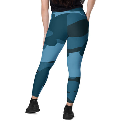 Blue Camouflage Damen V-Bund Leggings mit Taschen V-Bund Leggings 64.99 1 Tasche auf jeder Seite, atmungsaktives Material, blau, Blue, Camo, Camouflage, Damen, Design, Elastan, Fashion, Hoch tailliert, hoher Tragekomfort, Komfort, Mode, Muster, OEKOTEX100, Outfit, Polyester, schmeichelhafter Schnitt, Style, Tarnfarbe, Tarnmuster, UPF50, V Bund Leggings JLR Design