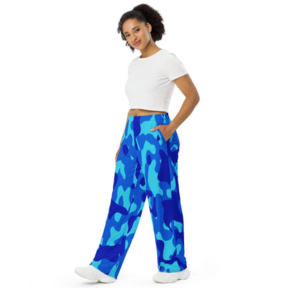 Blue Camouflage Hose mit weitem Bein Hose mit weitem Bein 57.99 atmungsaktiv, Bein, beont, Bewegungsfreiheit, blau, blue, Camo, Camouflage, einfarbig, Elastan, Figur, Hose, Komfort, Kordelzug, leicht, Look, Loungewear, luftige, lässig, Muster, OEKOTEX100, optisch, Passform, Pattern, Polyester, Pyjama, Seitentaschen, Sommer, Stoff, stretch, Taille, Tarnmuster, weitem JLR Design