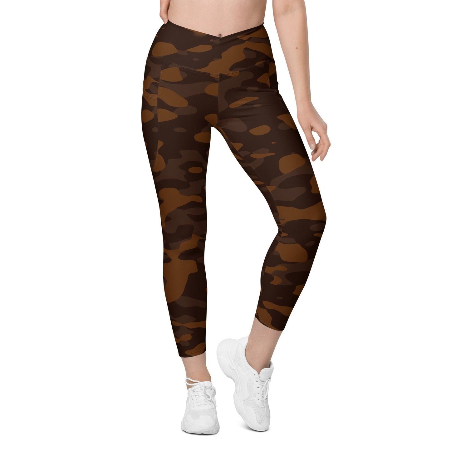 Braune Camouflage Damen V-Bund Leggings mit Taschen V-Bund Leggings 64.99 1 Tasche auf jeder Seite, atmungsaktives Material, braun, brown, Camo, Camouflage, Damen, Design, Elastan, Fashion, Hoch tailliert, hoher Tragekomfort, Komfort, Mode, Muster, OEKOTEX100, Outfit, Polyester, schmeichelhafter Schnitt, Style, Tarnfarbe, Tarnmuster, UPF50, V Bund Leggings JLR Design