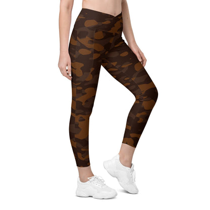 Braune Camouflage Damen V-Bund Leggings mit Taschen V-Bund Leggings 64.99 1 Tasche auf jeder Seite, atmungsaktives Material, braun, brown, Camo, Camouflage, Damen, Design, Elastan, Fashion, Hoch tailliert, hoher Tragekomfort, Komfort, Mode, Muster, OEKOTEX100, Outfit, Polyester, schmeichelhafter Schnitt, Style, Tarnfarbe, Tarnmuster, UPF50, V Bund Leggings JLR Design