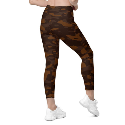 Braune Camouflage Damen V-Bund Leggings mit Taschen V-Bund Leggings 64.99 1 Tasche auf jeder Seite, atmungsaktives Material, braun, brown, Camo, Camouflage, Damen, Design, Elastan, Fashion, Hoch tailliert, hoher Tragekomfort, Komfort, Mode, Muster, OEKOTEX100, Outfit, Polyester, schmeichelhafter Schnitt, Style, Tarnfarbe, Tarnmuster, UPF50, V Bund Leggings JLR Design