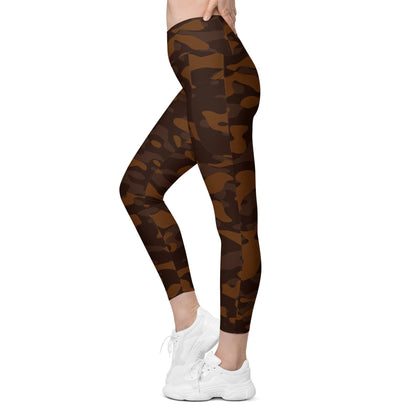 Braune Camouflage Damen V-Bund Leggings mit Taschen V-Bund Leggings 64.99 1 Tasche auf jeder Seite, atmungsaktives Material, braun, brown, Camo, Camouflage, Damen, Design, Elastan, Fashion, Hoch tailliert, hoher Tragekomfort, Komfort, Mode, Muster, OEKOTEX100, Outfit, Polyester, schmeichelhafter Schnitt, Style, Tarnfarbe, Tarnmuster, UPF50, V Bund Leggings JLR Design