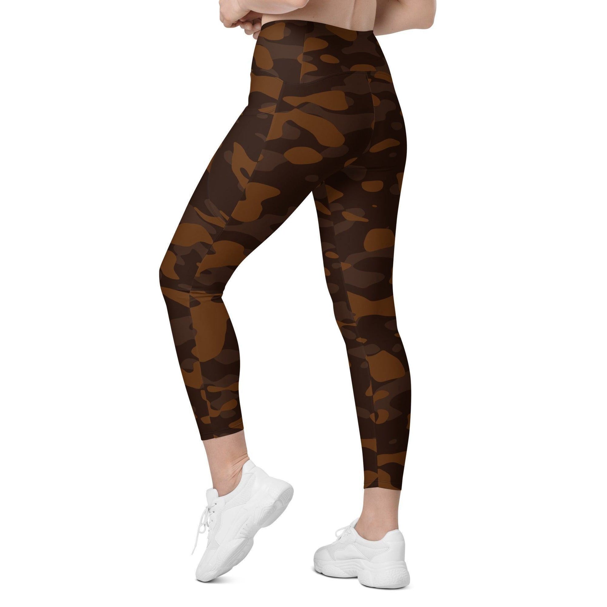 Braune Camouflage Damen V-Bund Leggings mit Taschen V-Bund Leggings 64.99 1 Tasche auf jeder Seite, atmungsaktives Material, braun, brown, Camo, Camouflage, Damen, Design, Elastan, Fashion, Hoch tailliert, hoher Tragekomfort, Komfort, Mode, Muster, OEKOTEX100, Outfit, Polyester, schmeichelhafter Schnitt, Style, Tarnfarbe, Tarnmuster, UPF50, V Bund Leggings JLR Design