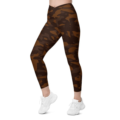 Braune Camouflage Damen V-Bund Leggings mit Taschen V-Bund Leggings 64.99 1 Tasche auf jeder Seite, atmungsaktives Material, braun, brown, Camo, Camouflage, Damen, Design, Elastan, Fashion, Hoch tailliert, hoher Tragekomfort, Komfort, Mode, Muster, OEKOTEX100, Outfit, Polyester, schmeichelhafter Schnitt, Style, Tarnfarbe, Tarnmuster, UPF50, V Bund Leggings JLR Design