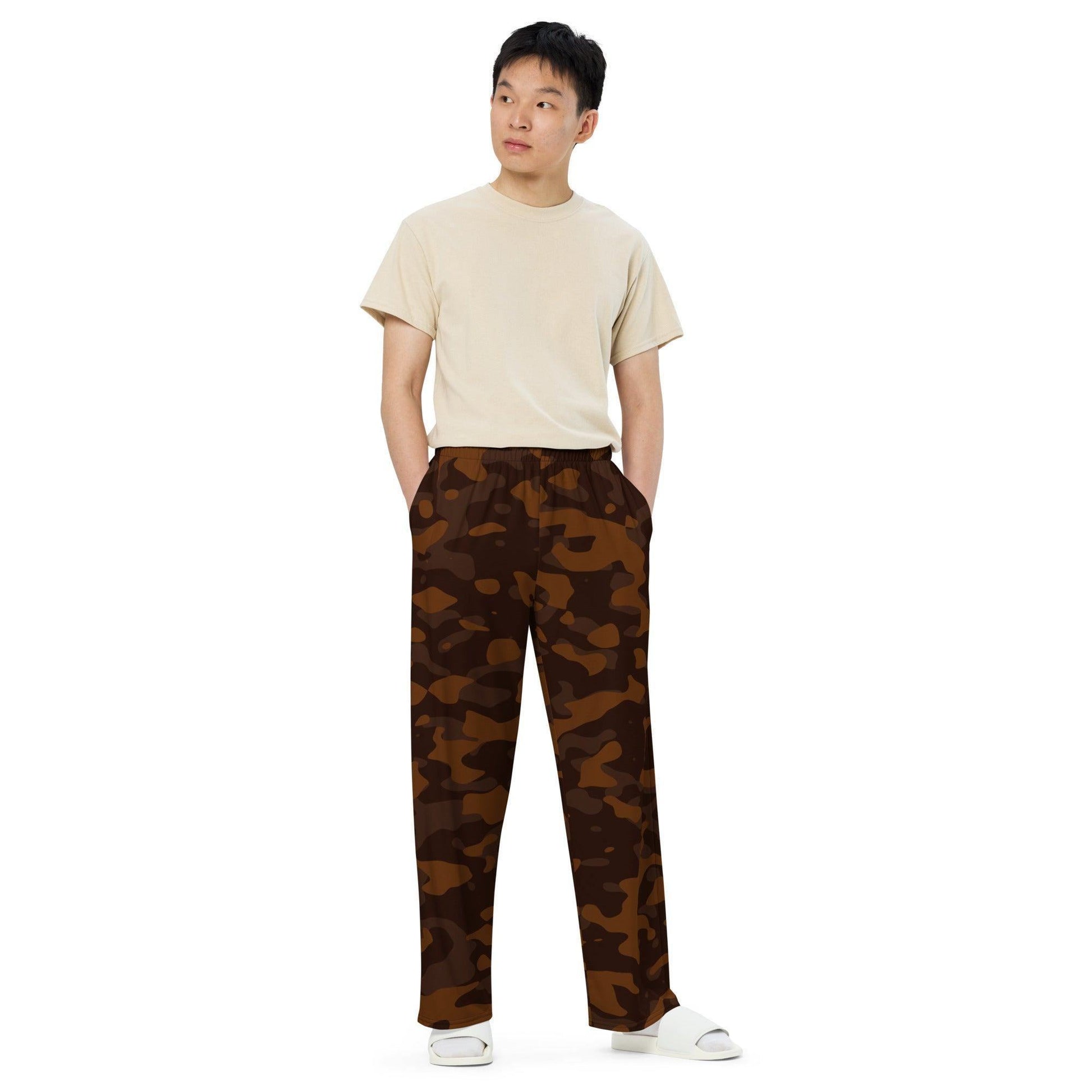 Braune Camouflage Hose mit weitem Bein Hose mit weitem Bein 57.99 atmungsaktiv, Bein, beont, Bewegungsfreiheit, braun, brown, Camo, Camouflage, einfarbig, Elastan, Figur, Hose, Komfort, Kordelzug, leicht, Look, Loungewear, luftige, lässig, Muster, OEKOTEX100, optisch, Passform, Pattern, Polyester, Pyjama, Seitentaschen, Sommer, Stoff, stretch, Taille, Tarnmuster, weitem JLR Design