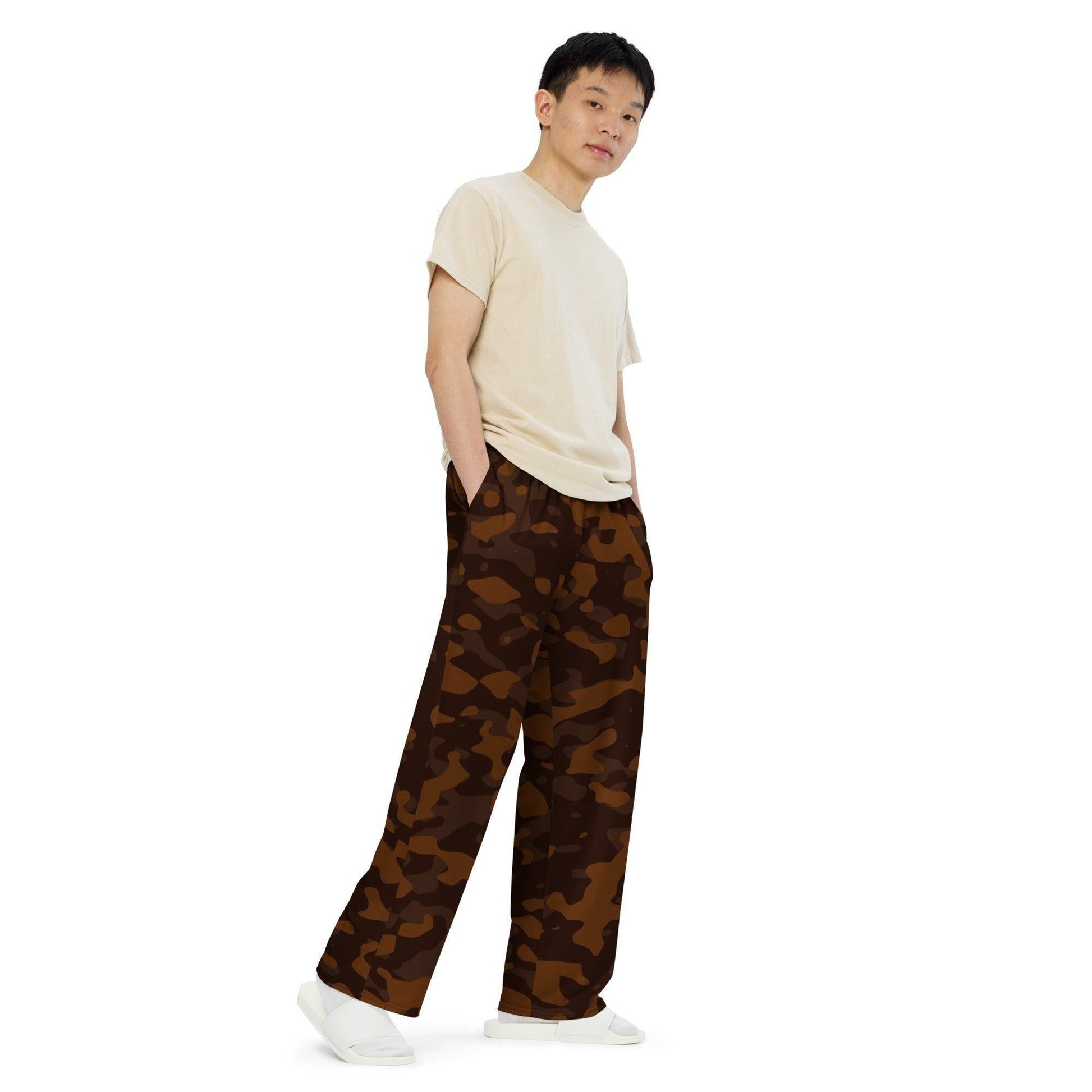 Braune Camouflage Hose mit weitem Bein Hose mit weitem Bein 57.99 atmungsaktiv, Bein, beont, Bewegungsfreiheit, braun, brown, Camo, Camouflage, einfarbig, Elastan, Figur, Hose, Komfort, Kordelzug, leicht, Look, Loungewear, luftige, lässig, Muster, OEKOTEX100, optisch, Passform, Pattern, Polyester, Pyjama, Seitentaschen, Sommer, Stoff, stretch, Taille, Tarnmuster, weitem JLR Design