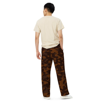 Braune Camouflage Hose mit weitem Bein Hose mit weitem Bein 57.99 atmungsaktiv, Bein, beont, Bewegungsfreiheit, braun, brown, Camo, Camouflage, einfarbig, Elastan, Figur, Hose, Komfort, Kordelzug, leicht, Look, Loungewear, luftige, lässig, Muster, OEKOTEX100, optisch, Passform, Pattern, Polyester, Pyjama, Seitentaschen, Sommer, Stoff, stretch, Taille, Tarnmuster, weitem JLR Design