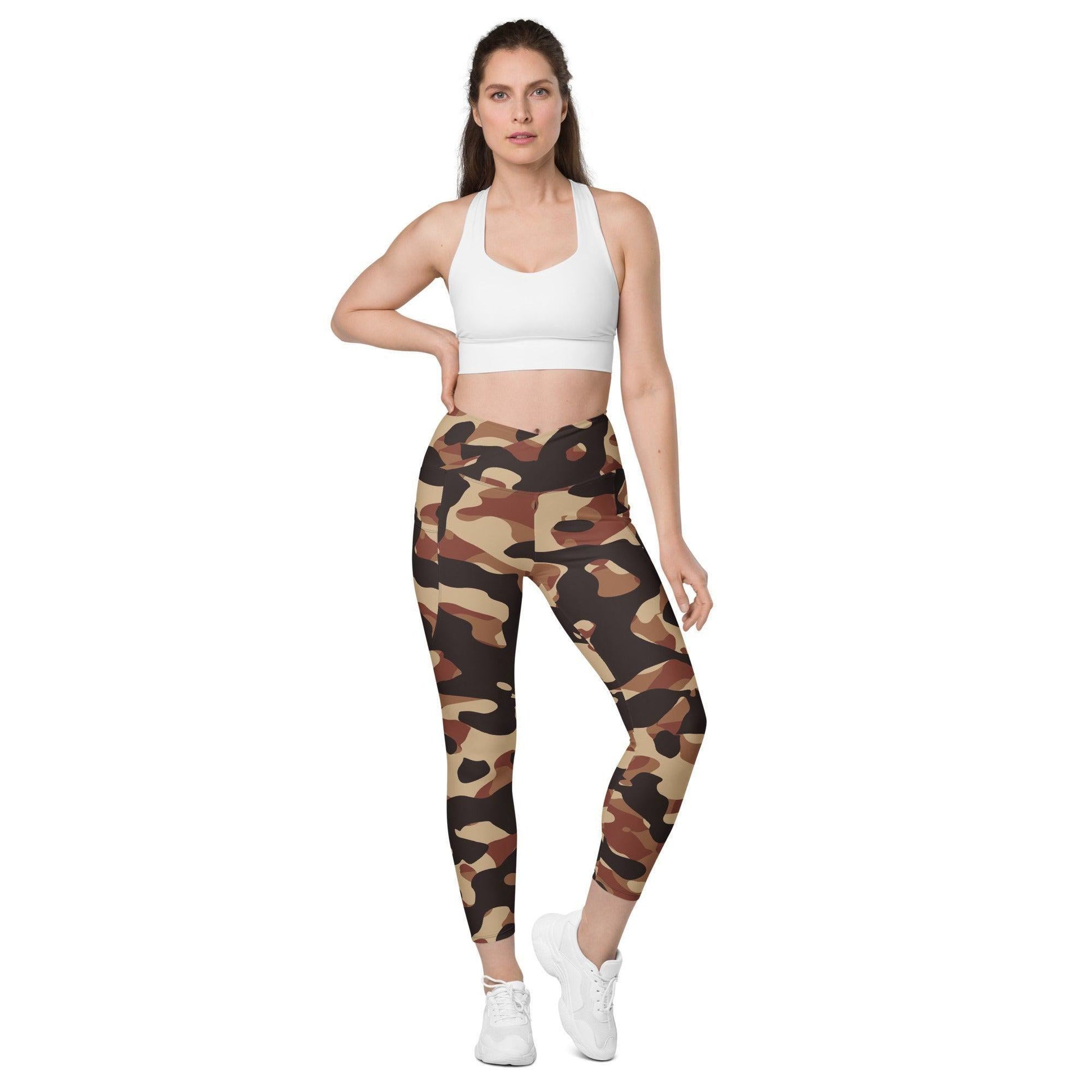 Brown Camouflage Damen V-Bund Leggings mit Taschen V-Bund Leggings 64.99 1 Tasche auf jeder Seite, atmungsaktives Material, braun, brown, Camo, Camouflage, Damen, Design, Elastan, Fashion, Hoch tailliert, hoher Tragekomfort, Komfort, Mode, Muster, OEKOTEX100, Outfit, Polyester, schmeichelhafter Schnitt, Style, Tarnfarbe, Tarnmuster, UPF50, V Bund Leggings JLR Design