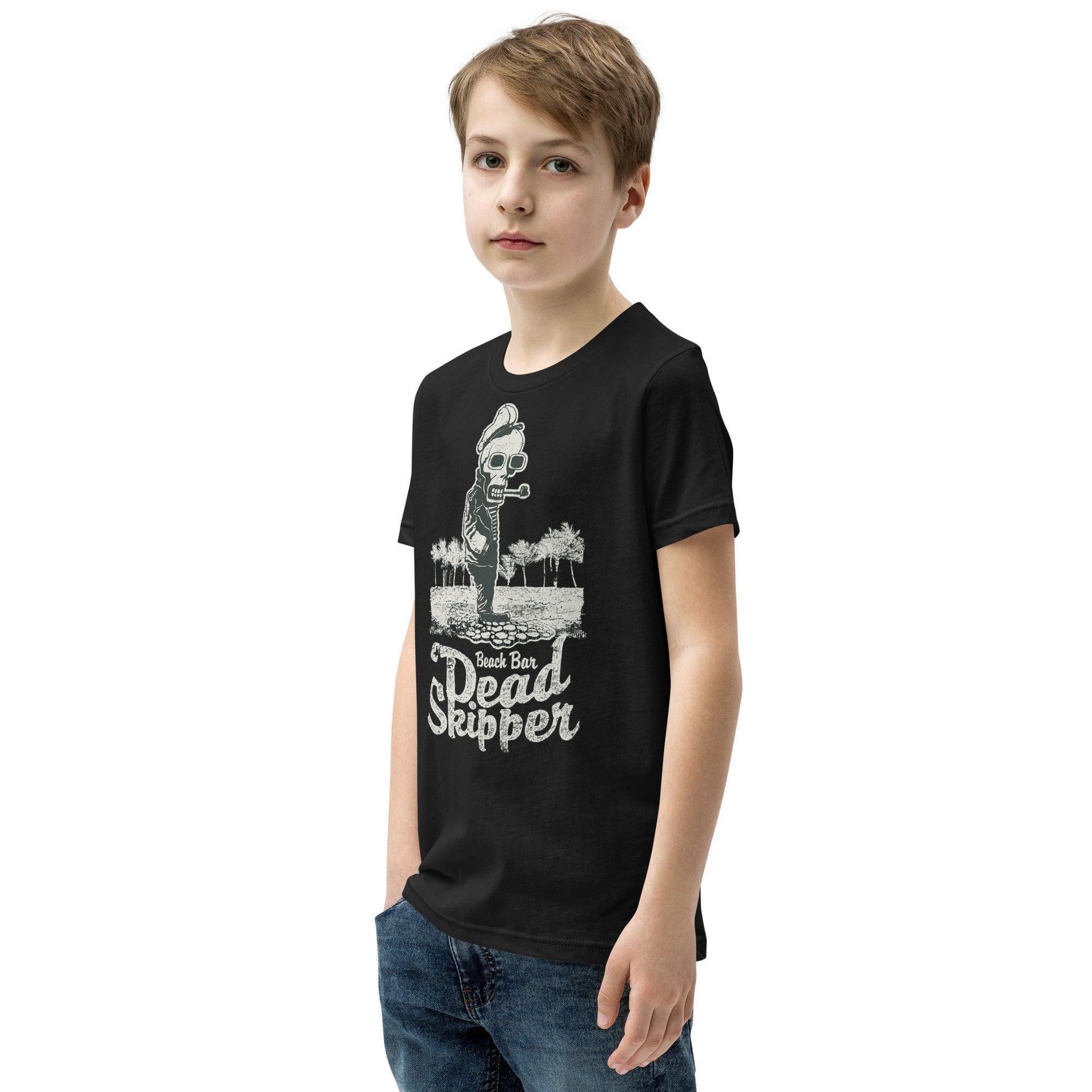 Dead Skipper T-Shirt für Jugendliche T-Shirt 36.99 atmungsaktives, Baumwolle, bequem, Biesennadel, Bündchen, Dead, Freizeit, Jugendliche, Kleidungsstück, Kopfhörerkabel, Kordelzug, Level, lockerer, Material, Must-Have, next, Passform, persönlich, Polyester, Schnitt, Schule, Skipper, Stickdetail, Style, T-Shirt, Tragekomfort, Unisex, vorgeschrumpft JLR Design