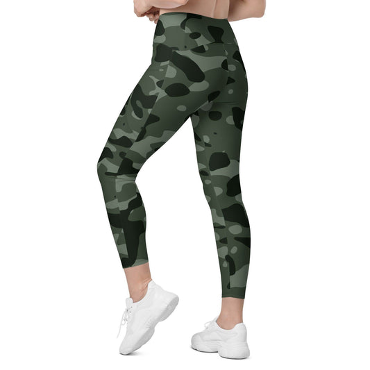 Green Camouflage Damen V-Bund Leggings mit Taschen V-Bund Leggings 64.99 1 Tasche auf jeder Seite, atmungsaktives Material, Camo, Camouflage, Damen, Design, Elastan, Fashion, green, grün, Hoch tailliert, hoher Tragekomfort, Komfort, Mode, Muster, OEKOTEX100, Outfit, Polyester, schmeichelhafter Schnitt, Style, Tarnfarbe, Tarnmuster, UPF50, V Bund Leggings JLR Design